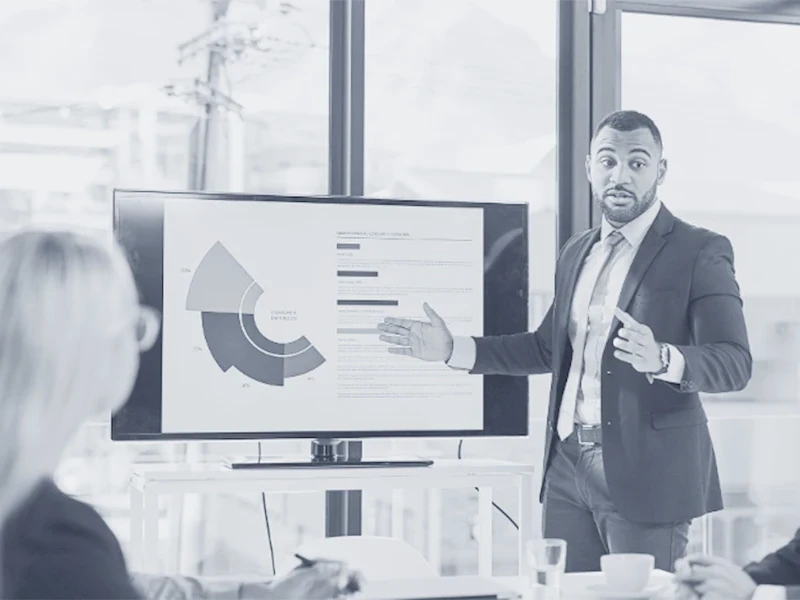 business-men-and-women-discussing-the-expansion-of-their-business 800x600