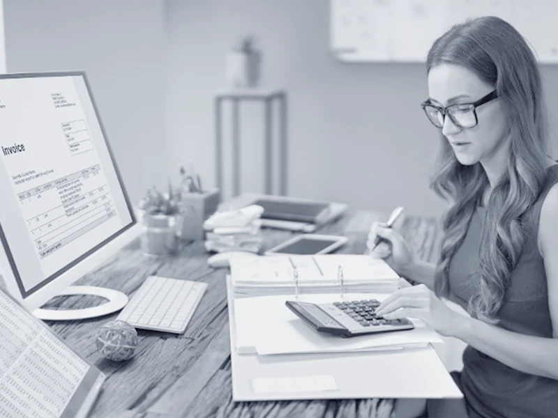 women-working-at-her-desk-with-the-late-payments 800x600